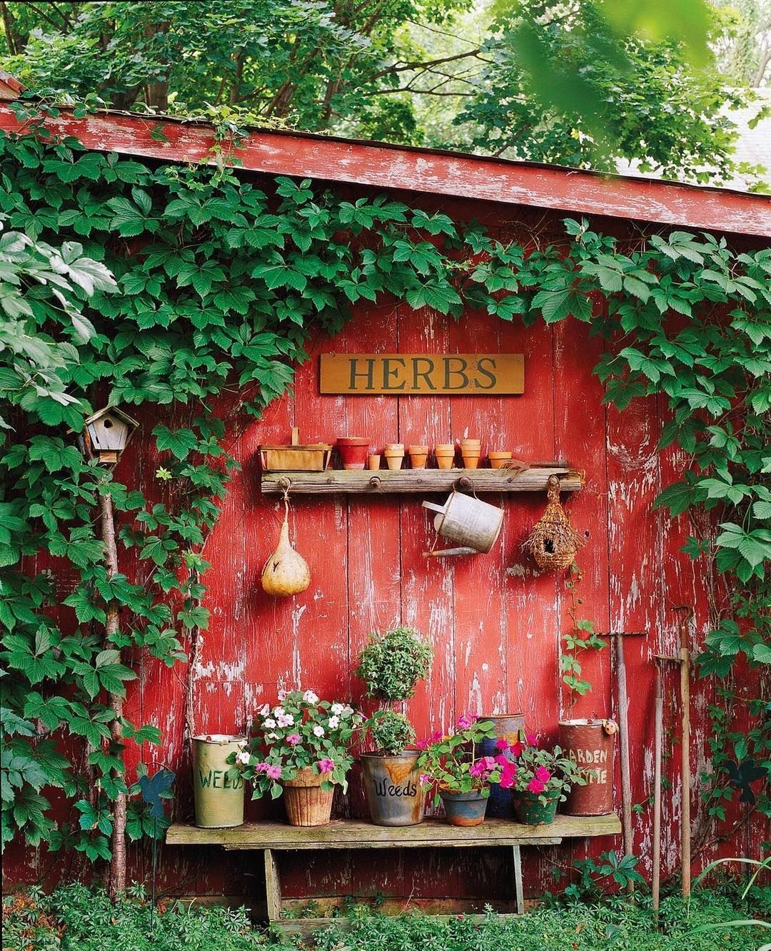 30+ PRETTY VINTAGE GARDEN DECOR IDEAS FOR YOUR OUTDOOR SPACE